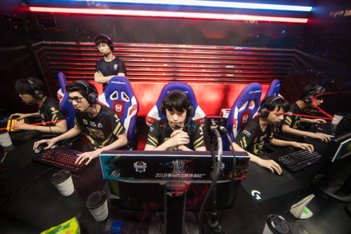 他不仅在创 他不仅在创